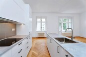 Exkluzivní pronájem apartmánu 2+kk, Maiselova, Josefov, Praha 1 - výhled, vzdušný interiér, 90 m2, cihlová stavba z roku 1911 s výtahem, cena 42000 CZK / objekt / měsíc, nabízí 