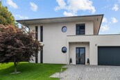 Unikátní vila s bazénem v Horních Jirčanech, cena cena v RK, nabízí 