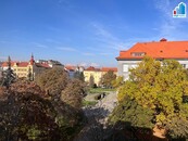 Pronájem prostorného bytu 4+1 v Plzni, náměstí T.G.M., cena 22000 CZK / objekt / měsíc, nabízí 