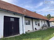 RD Kožušice - venkovský dům s garáží, dílnou a velkou zahradou na klidném místě v malé obci, cena 3790000 CZK / objekt, nabízí SOS Realitní kancelář s.r.o.