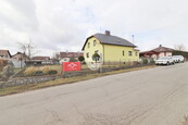 Exkluzivní pronájem rodinného domu s garáží a zahradou v obci Štoky, cena 20000 CZK / objekt / měsíc, nabízí 1. Nonstop Reality