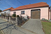Rodinný dům s uzavřeným dvorem a prostornou zahradou, Chvalovice u Znojma, cena 5690000 CZK / objekt, nabízí 1. Nonstop Reality