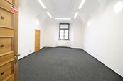 Nabízíme k pronájmu reprezentativní kancelářské prostory s možností parkování v centru města Jihlavy, cena 9300 CZK / objekt / měsíc, nabízí 1. Nonstop Reality