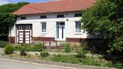 Rodinný dům s průjezdem, dvorem a zahradou, pozemek 880 m2, cena 3590000 CZK / objekt, nabízí Dialog Reality