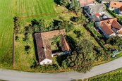 Klasická jihočeská zemědělská usedlost na krásném místě v obci Lomec s pozemkem 1786 m2, cena 4950000 CZK / objekt, nabízí 