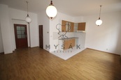 Pronájem prostorného bytu 2+kk v Holečkově ulici v Českých Budějovicích, cena 13500 CZK / objekt / měsíc, nabízí Reality Myšák