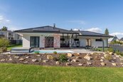 Prodej, rodinný dům, dispozice 4+kk/Garáž, terasa, bazén, pozemek 1690 m2, Na Lukách, Unhošť, cena 22990000 CZK / objekt, nabízí LeoReal