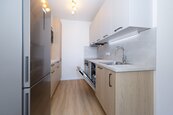 Pronájem zrekonstruovaného družstevního bytu 2 + kk se zasklenou lodžii, cena 20300 CZK / objekt / měsíc, nabízí LeoReal