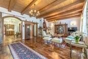 Prodej výjimečného rodinného domu 13 + 2k + 4k, 2 terasy/, hospodářská budova, užitná plocha 663 m2 s celkovým pozemkem 4988 m2 v obci Mirotín - Mnich.