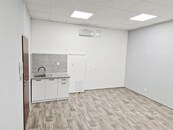 Prostory 24m2 pro vaše služby v Jindřichově Hradci, ul. Kmentová., cena 5900 CZK / objekt / měsíc, nabízí CENTURY 21 Corleon