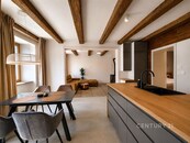 Pronájem luxusního bytu 3+kk po kompletní rekonstrukci v historickém centru Jindřichova Hradce, cena 21500 CZK / objekt / měsíc, nabízí CENTURY 21 Corleon