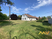 Prodej vesnického rodinného domu s hospodářským zázemím 230 m2, obec Srch - Hrádek., cena cena v RK, nabízí 