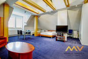 Pronájem podkrovního apartmánu 1+kk o rozloze 98 m2 v centru Hradce Králové - Malé náměstí., cena 23000 CZK / objekt / měsíc, nabízí 