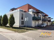Pronájem bytu 2+kk s balkonem a 2 parkovacími místy, 66 m2, Hradec Králové - Svobodné Dvory., cena 18000 CZK / objekt / měsíc, nabízí 
