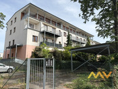Pronájem bytu 1+kk, 32 m2 s terasou 10 m2 a parkovacím stáním, Hradec Králové - ul. Mrštíkova., cena 14000 CZK / objekt / měsíc, nabízí 
