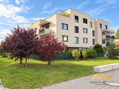 Pronájem bytu 1+kk, 32 m2, s předzahrádkou 36 m2 a parkovacím stáním, Hradec Králové - Farářství., cena 14900 CZK / objekt / měsíc, nabízí 