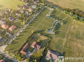 Prodej stavebního pozemku 1479 m2, Vojkov u Votic, kompletní sítě, nová komunikace - hypotéka možná, cena 3349940 CZK / objekt, nabízí 