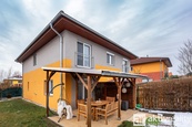 Prodej mezonetového bytu s dispozicí 3+kk se zahradou a s 2 parkovacími místy před domem, cena 7990000 CZK / objekt, nabízí Aktivreality
