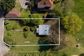 Stavební pozemek 947 m2 s dřevěnou chatou v klidné vilové čtvrti, ul. Myslbekova, Černošice