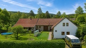 Prodej stylové rekonstruované usedlosti se dvěma bytovými jednotkami a stodolou, pozemek 1 654 m2, Skomelno, okres Rokycany