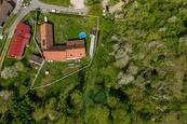 Usedlost pro bydlení a podnikání - provozovna, dílna a sklady, 11 minut od D5