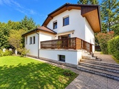 Prodej prostorného rodinného domu 5+1 s krásnou zahradou a garáží - Káraný., cena 14990000 CZK / objekt, nabízí COREACT reality s.r.o.