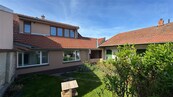 Rodinný dům 5+1 174 m2 s bazénem, krásnou udržovanou zahradou, pozemek 863 m2, v zadní části pozemku možnost výstavby nového RD, kryté i venkovní parkovací místa , cena 14490000 CZK / objekt, nabízí 