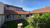 Rodinný dům 5+1 174 m2 s bazénem, krásnou udržovanou zahradou, pozemek 863 m2, v zadní části pozemku možnost výstavby nového RD, kryté i venkovní parkovací místa , cena 13999000 CZK / objekt, nabízí CENTURY 21 All Inclusive Estates