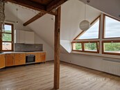 Pronájem podkrovního bytu 3+KK, 93 m2 v rodinném domě se zahradou a bazénem, cena 28000 CZK / objekt / měsíc, nabízí 