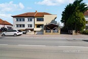 Prodej rodinného domu s možností podnikání, garáží, zahradou v Žebětíně