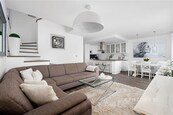 NADSTANDARDNÍ ŘADOVÝ RODINNÝ DŮM V SYROVICÍCH | LUXUSNÍ INTERIÉR | GARÁŽ | 2 PARKOVACÍ MÍSTA | ZAHRADA, cena 13490000 CZK / objekt, nabízí 