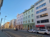 Obchodní prostor v přízemí a multifunkční prostory v suterénu na frekventovaném místě Sladkovského ulici v Plzni