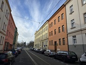 Částečně vybavená administrativní budova nedaleko Slovanské třídy v Radyňské ulici v Plzni
