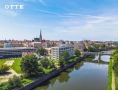 Novostavba bytu 2+kk s lodžií, možností užívat celou střešní terasu a vnitřní bazén na střeše domu v historickém centru města Plzně