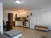 Pronájem cihlového bytu 1+KK / 42m2/ v Hradci Králové, cena 9000 CZK / objekt / měsíc, nabízí 