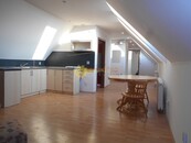 Pronájem pěkného podkrovního atypického bytu 2KK v klidné části Hradce Králové, cena 11000 CZK / objekt / měsíc, nabízí 