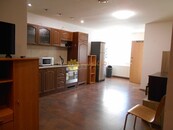 Pronájem pěkného zařízeného bytu 1+KK v Hradci Králové, cena 10000 CZK / objekt / měsíc, nabízí Sluníčko reality