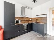 Pronájem bytu 1+kk s balkonem a sklepní kójí, Horolezecká, Hostivař, 30 m2, cena 15400 CZK / objekt / měsíc, nabízí Ideální nájemce