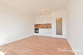 Pronájem novostavby bytu 1+kk - 27,3 m2 s balkonem, sklepem a garážovým stáním, Pod Kavkami, cena 17000 CZK / objekt / měsíc, nabízí 