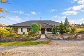 Prodej rodinného bungalovu 7+kk (203 m2) s bazénem, terasou a parkovacím stáním, Těptín - Kamenice, cena 23900000 CZK / objekt, nabízí 