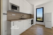 Pronájem bytu 2+kk velikosti 59 m2 s balkonem 6 m2 ve 2.NP budovy v Triangl Living Parku v Plzni, cena 16100 CZK / objekt / měsíc, nabízí 