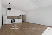 Pronájem bytu 2+kk velikosti 57 m2 s předzahrádkou 43 m2 v přízemí budovy v Triangl Living Park v Plzni, cena 17100 CZK / objekt / měsíc, nabízí 