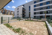 Pronájem bytu 2+kk velikosti 58 m2 s předzahrádkou 43 m2 s garážovým stáním v přízemí budovy v Triangl Living Park v Plzni, cena 18500 CZK / objekt / měsíc, nabízí 