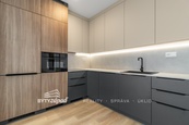 Pronájem luxusního bytu 2+kk o velikosti 59 m2, s terasou 127 m2 a dvěma parkovacími místy, cena 25100 CZK / objekt / měsíc, nabízí BYTY Západ, s.r.o.