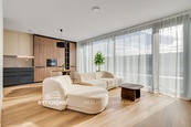 Pronájem plně vybaveného bytu 2+kk velikosti 54 m2 s terasou 17 m2 a dvěma garážovými parkovacími stáními, cena 22400 CZK / objekt / měsíc, nabízí BYTY Západ, s.r.o.