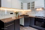 Byt 2+1 po rekonstrukci se sklepem a garáží, cena 2180000 CZK / objekt, nabízí CENTURY 21 Happy Investment