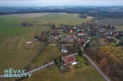 Exkluzivně, prodej pěkného stavebního pozemku 3384 m2 stodolou na okraji obce Olbramov, cena 500 CZK / m2, nabízí 