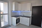 Pronájem ateliéru 1+kk, 31 m2, s balkonem 3 m2 a sklepem 4 m2 v novostavbě, P-10, ul. Horolezecká, cena 16500 CZK / objekt / měsíc, nabízí 