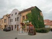Pronájem řadového domu 4+1 v centru Berouna, ulice Holandská, cena 32500 CZK / objekt / měsíc, nabízí 