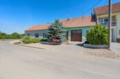 Prodej, RD 4+1 Šakvice, uzavřený průjezd a dvůr,četná hospodářská stavení, stodola, zahrada, možnost zřízení ubytovacího zařízení, CP: 938m2, cena 1 CZK / objekt, nabízí 